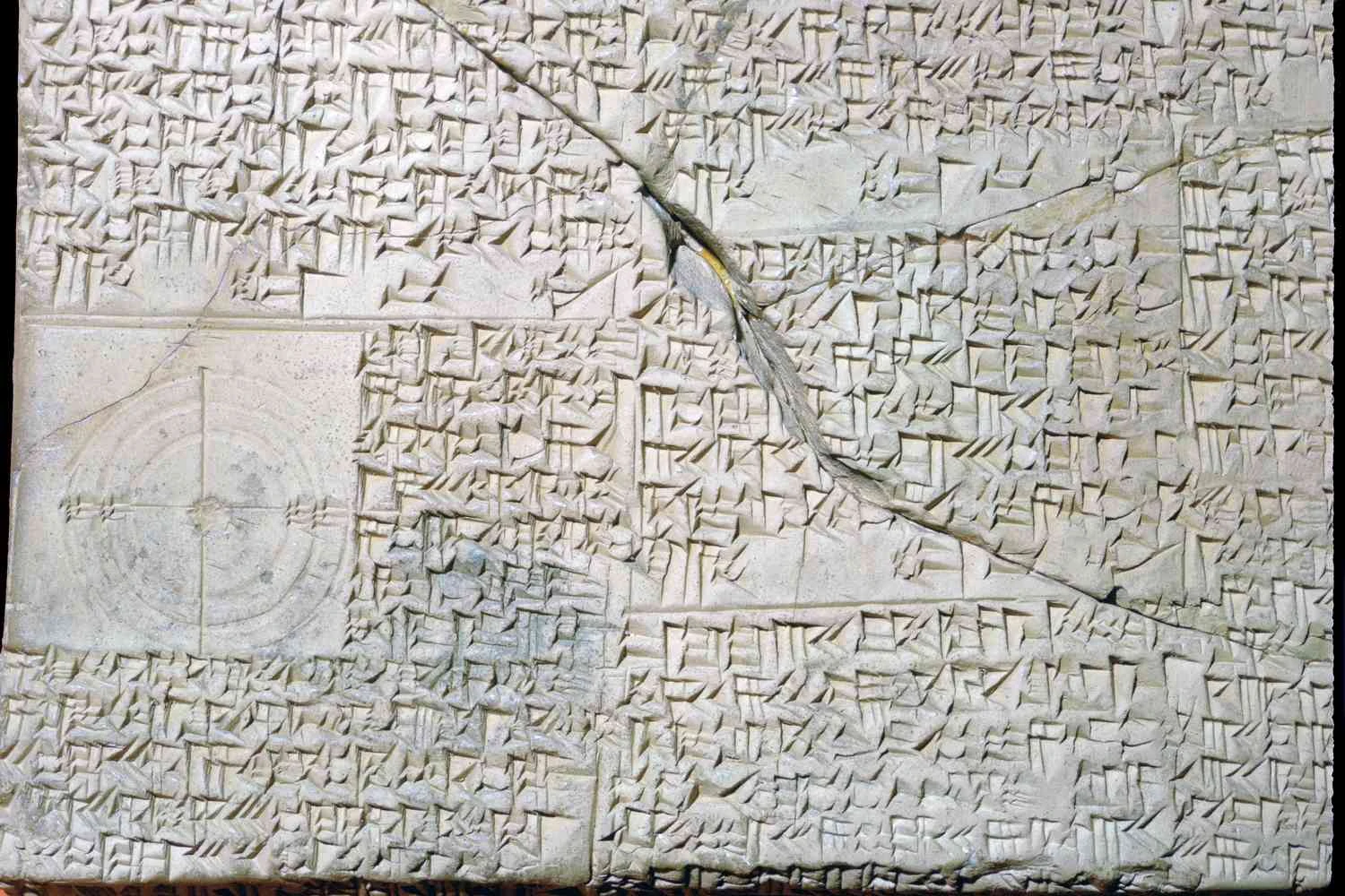 لوح گلی بابلی با مسائل هندسی به خط میخی.