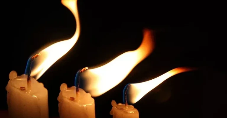 شعله شمع، اگرچه رادیواکتیو نیست، اما نوعی تابش است.