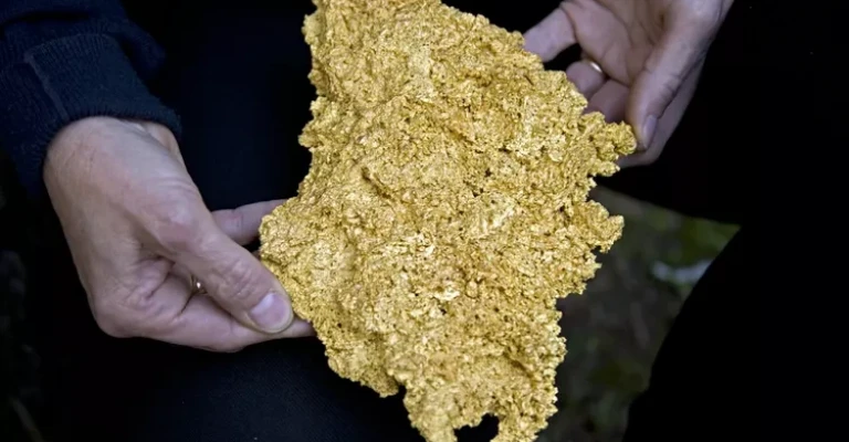 طلا گاهی اوقات در طبیعت به صورت یک عنصر خالص یافت میشود.