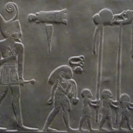 نمای نزدیک از نسخه کپی پالت نرمر در موزه سلطنتی انتاریو