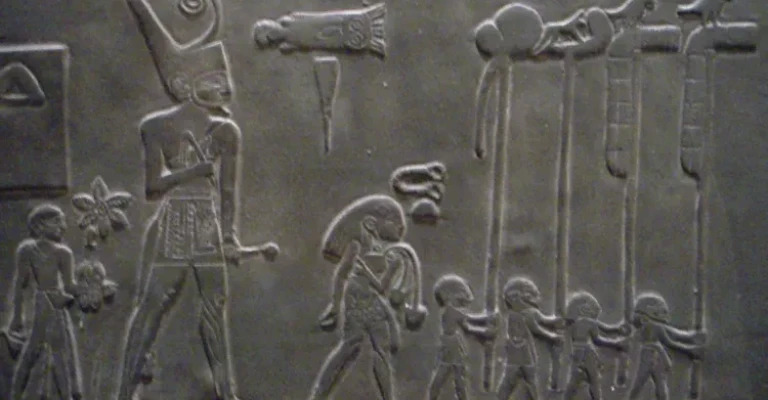 نمای نزدیک از نسخه کپی پالت نرمر در موزه سلطنتی انتاریو