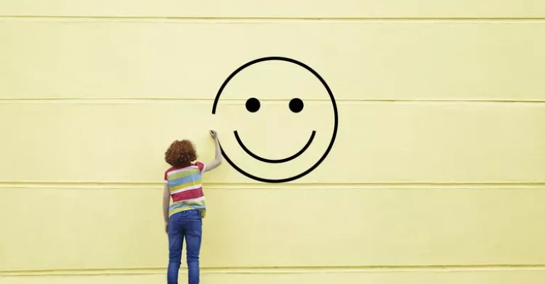 دختری که روی دیوار شکلک می کشد