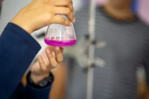 بررسی مایع در ظرف آزمایشگاهی