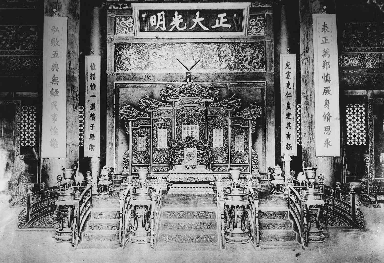 تخت امپراتور، کاخ پاکی آسمانی، 1911