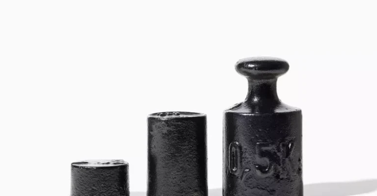 وزنهای مختلف بر حسب کیلوگرم در پسزمینه سفید.