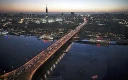 خودروها در حال عبور از روی پلی بر روی رود نیل در ۹ فوریه ۲۰۰۶ در مرکز قاهره، مصر. قاهره هنوز قلب مصر است و به طور تمثیلی «مادر جهان» نامیده می‌شود.