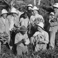 سربازان استعماری در مزرعه موز