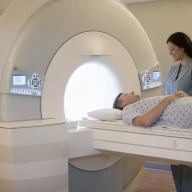 بیمار مرد تحت اسکن CAT