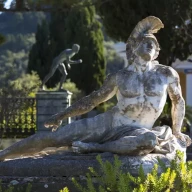 مجسمه آشیل در حال مرگ در کاخ و موزه آشیلیون در کورفو، یونان