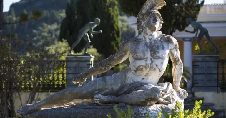 مجسمه آشیل در حال مرگ در کاخ و موزه آشیلیون در کورفو، یونان