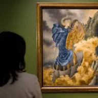 زنی به نقاشی دو نفر درون چتری وارونه نگاه می‌کند که سوار بر ابری طلایی به سمت کوهی می‌روند.