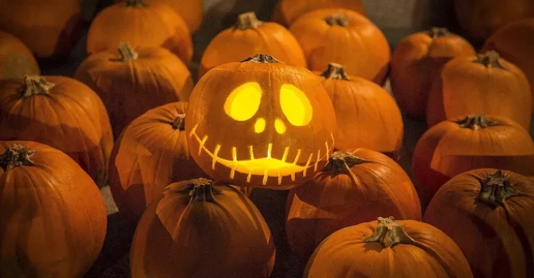 کنده‌کاری کدو تنبل هالووین یکی از سنت‌های هالووین است که میلیون‌ها آمریکایی امسال به آن می‌پردازند.