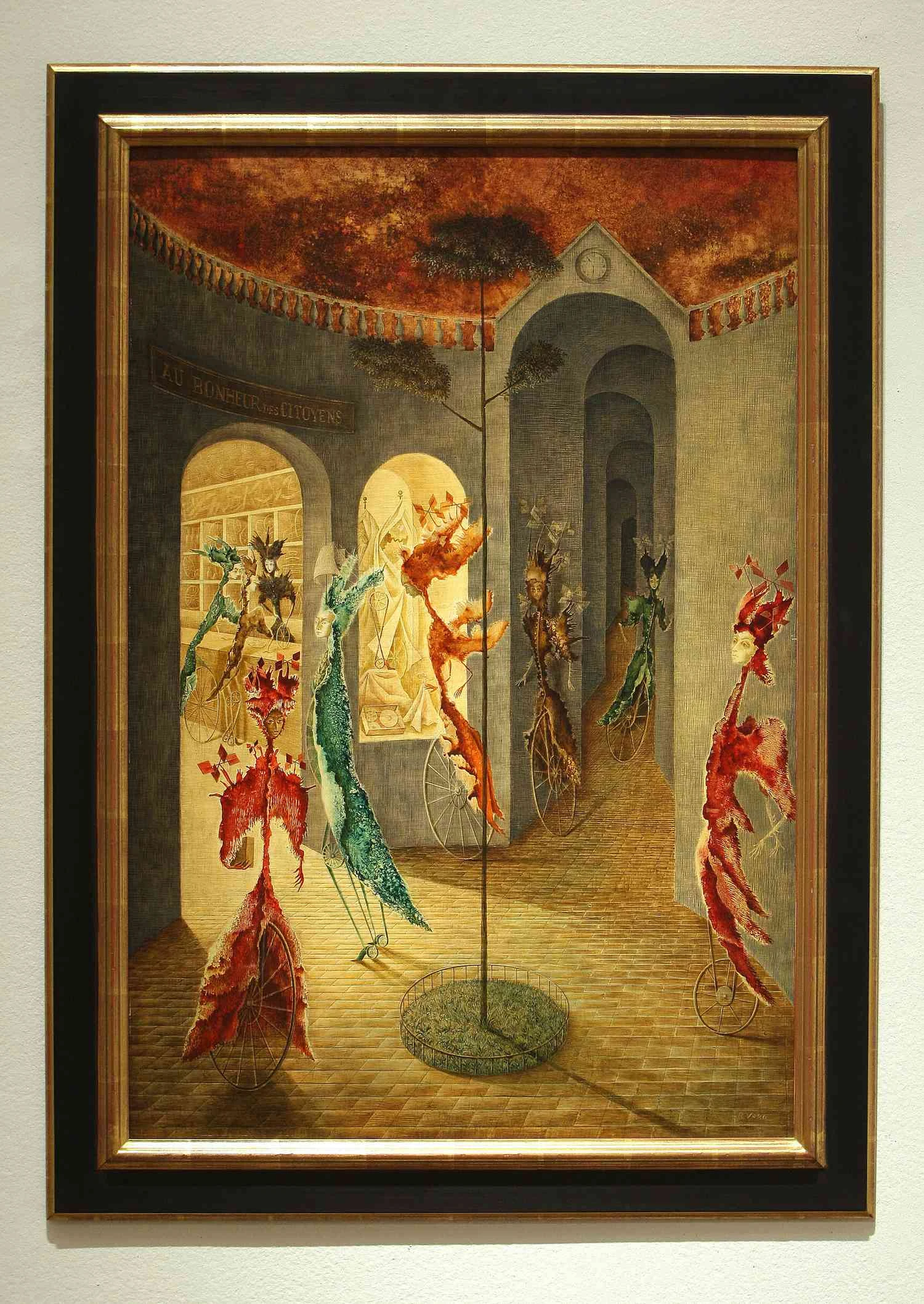 موجوداتی شبیه پرنده که سوار بر چرخ&zwnj;های دوچرخه از حیاطی عبور می&zwnj;کنند که در مرکز آن یک درخت لاغر قرار دارد