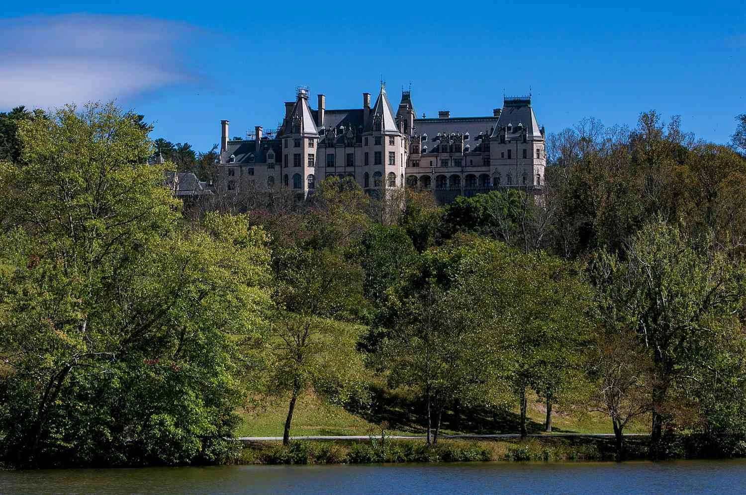 گشت و گذار در عمارت بیلت&zwnj;مور در کوه&zwnj;های بلو ریج در اشویل، کارولینای شمالی