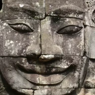 نمای نزدیک از سر معماری مجسمه‌سازی شده، آنگکور وات.