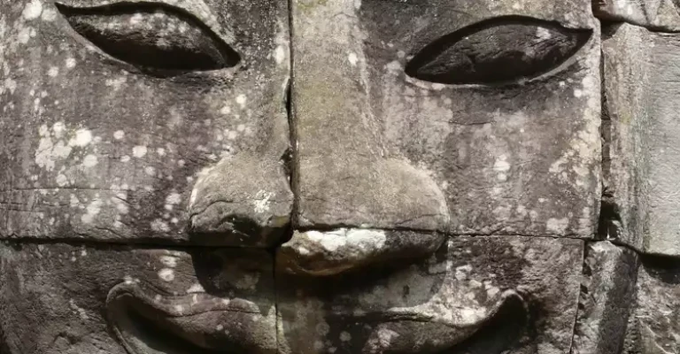 نمای نزدیک از سر معماری مجسمه‌سازی شده، آنگکور وات.