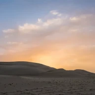 صحرای تاکلاماکان سین کیانگ در غروب آفتاب.