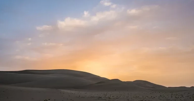 صحرای تاکلاماکان سین کیانگ در غروب آفتاب.