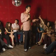 مردی در حال خواندن کارائوکه در کلوپ شبانه