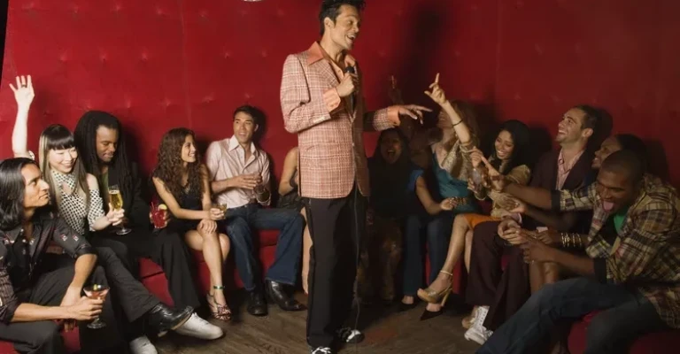 مردی در حال خواندن کارائوکه در کلوپ شبانه