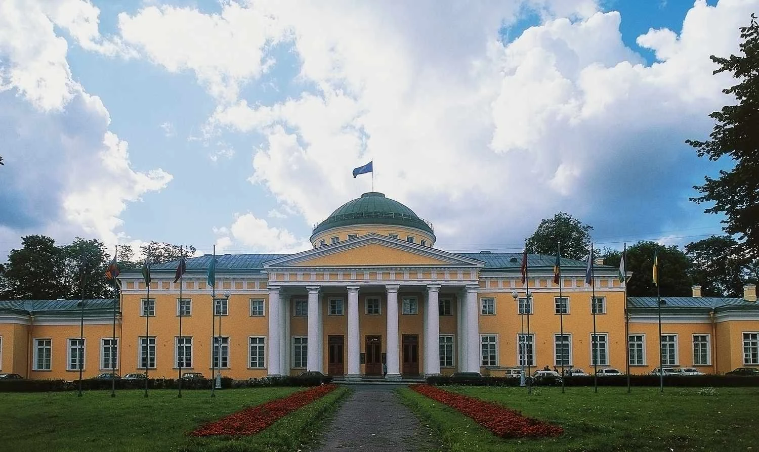 تصویری افقی از کاخ، نمای زرد رنگ، ستون&zwnj;های مرکزی با سنتوری و گنبد