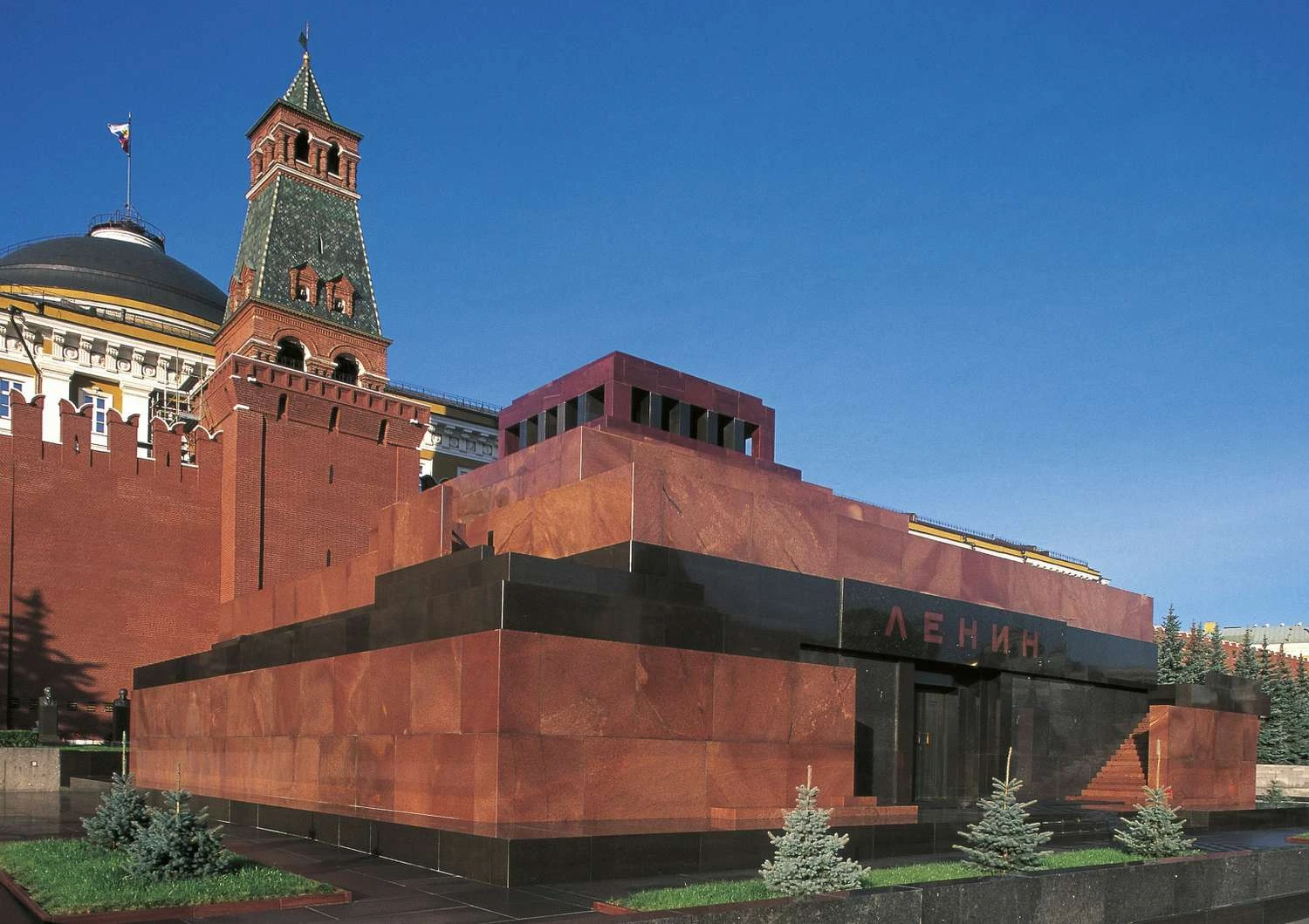 ساختاری شبیه دژ از سنگ قرمز که در دیوار قرمزی اطراف کرملین برج&zwnj;دار ادغام شده است