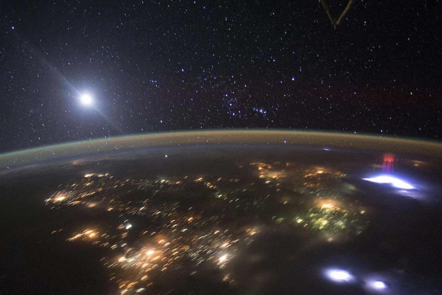 اسپرایت&zwnj;های قرمز صاعقه از فضا