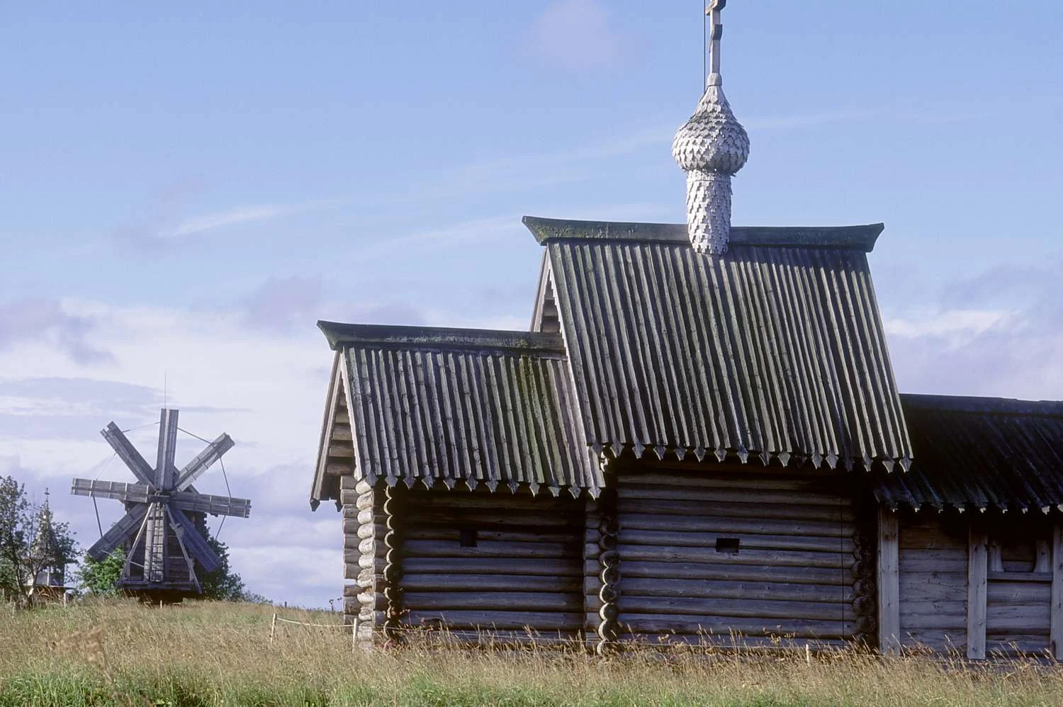 کلیسای چوبی ساده با آسیاب بادی در جزیره کیژی، احتمالا قدیمی&zwnj;ترین کلیسای روسیه