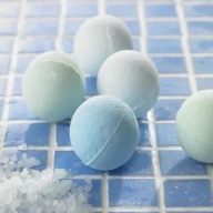 بمب‌های حمام روی کاشی‌های آبی.