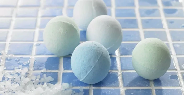 بمب‌های حمام روی کاشی‌های آبی.