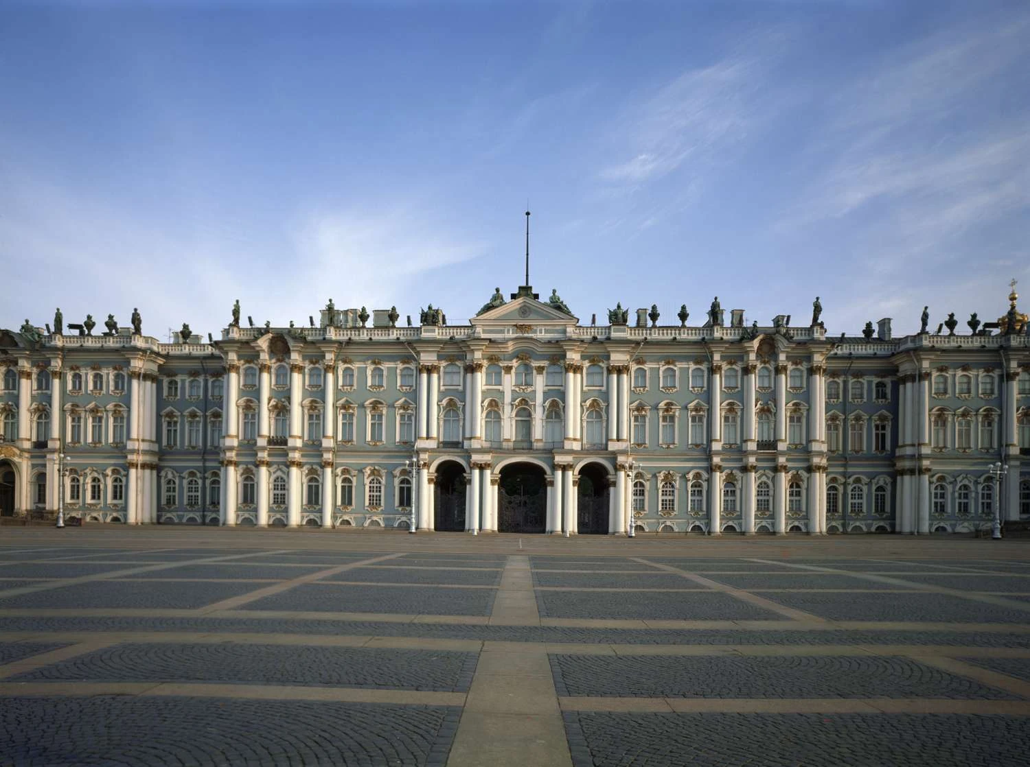 نمای بیرونی پر زرق و برق و افقی کاخ با ورودی میدان سنگی