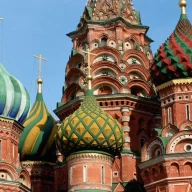 نمای نزدیک از گنبدهای پیازی رنگارنگ بر فراز کلیسای جامع سنت باسیل در میدان سرخ، مسکو