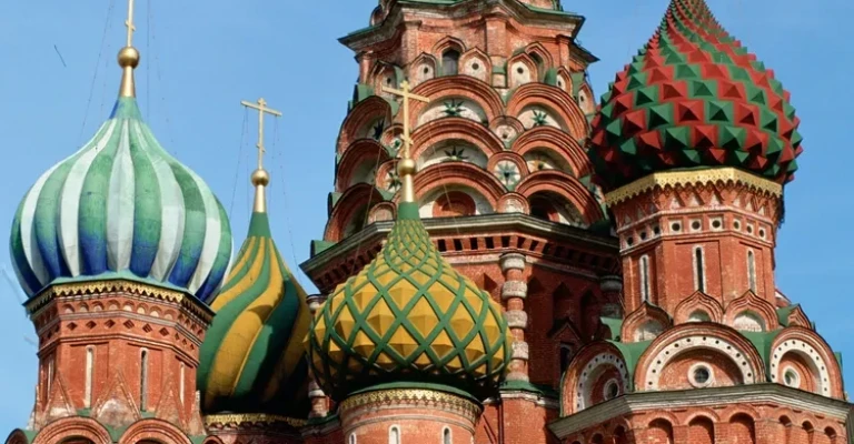 نمای نزدیک از گنبدهای پیازی رنگارنگ بر فراز کلیسای جامع سنت باسیل در میدان سرخ، مسکو
