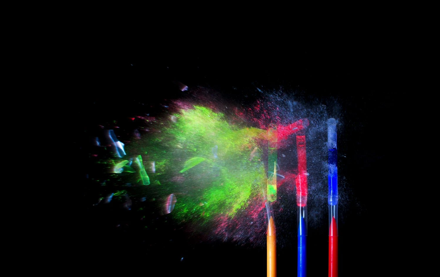 مایع استیک شب&zwnj;تاب خارج از محفظه خود می&zwnj;درخشد، اما لاک ناخن شما را درخشان نمی&zwnj;کند.