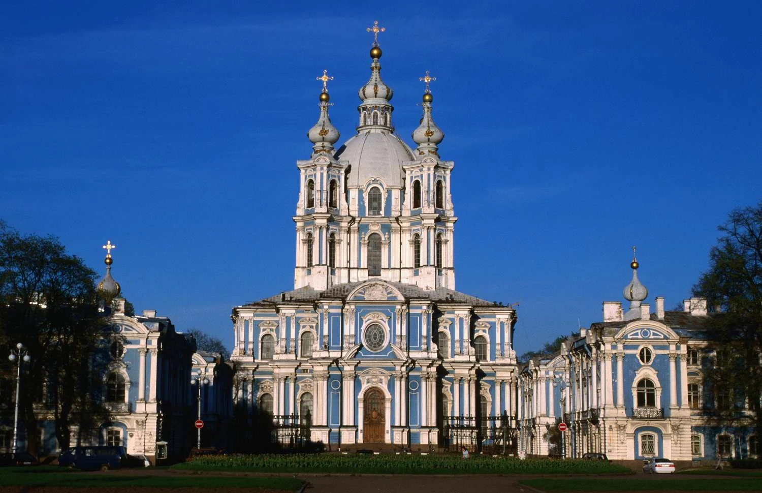 کلیسای جامع اسمولنی به سبک روکوکو، که سرانجام در سال 1835 در سن پترزبورگ روسیه به پایان رسید.