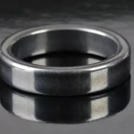 نمای نزدیک از یک حلقه پلاتین روی پیشخوان خاکستری.