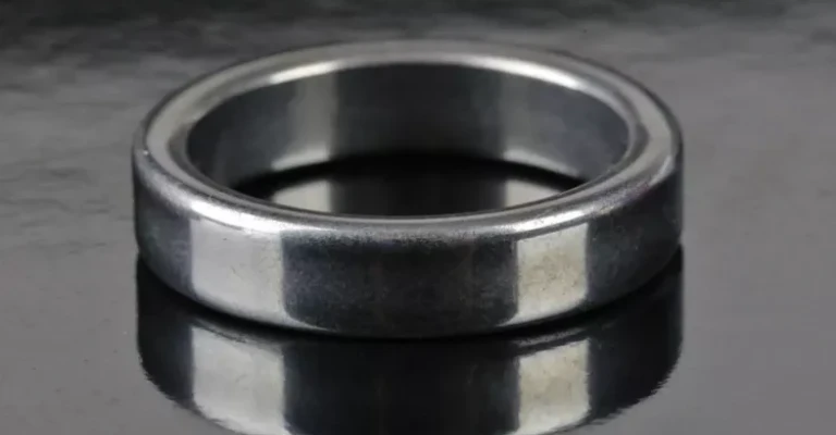 نمای نزدیک از یک حلقه پلاتین روی پیشخوان خاکستری.