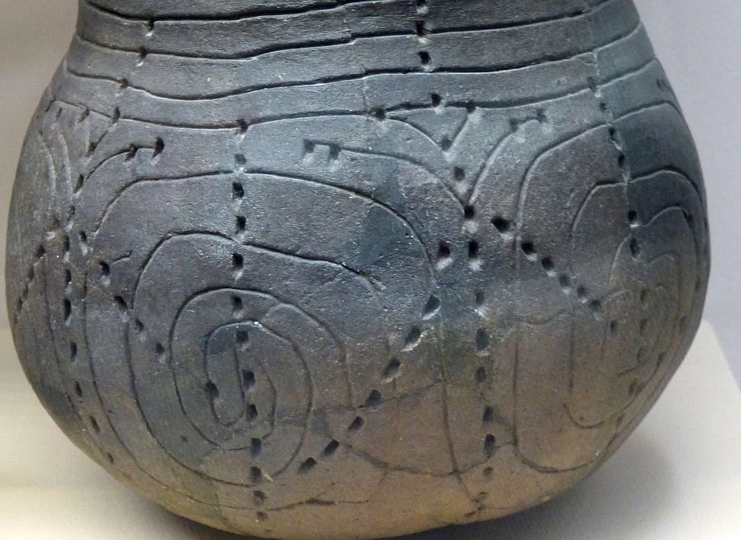 تصویر نزدیک از سفال&zwnj;های لینیرباندکرامیک