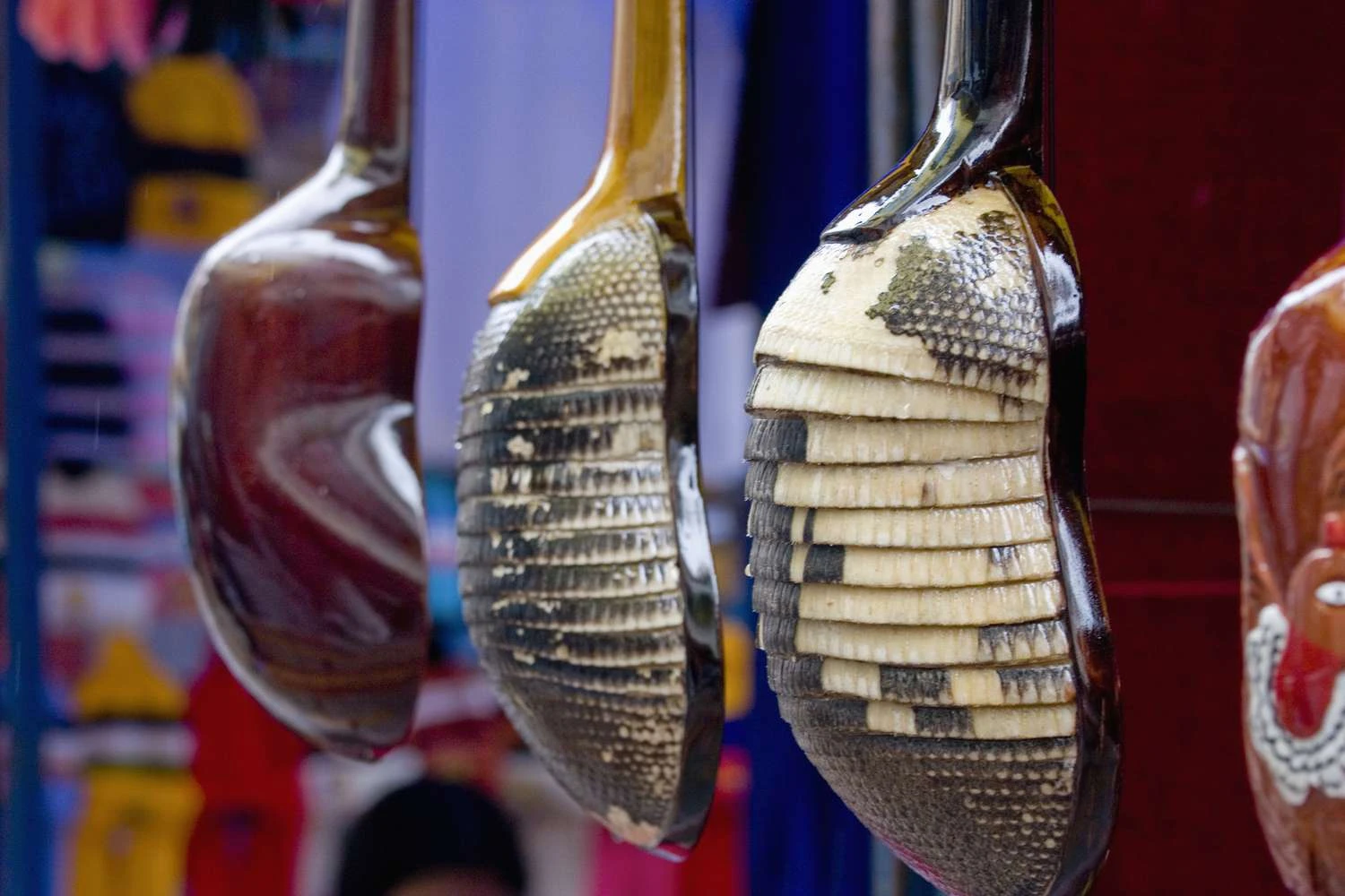 چارنگوهای فروشی در بازار صنایع دستی شنبه، آمریکای جنوبی