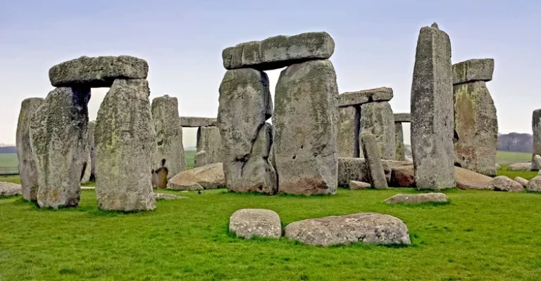 استون‌هنج، محوطه معروف نوسنگی، در یک روز آفتابی.