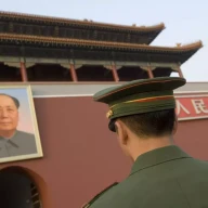 چین، پکن. سربازی در مقابل پرتره مائو تسه‌تونگ در ورودی اصلی شهر ممنوعه در پکن ایستاده است.
