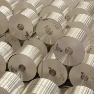 کلاف‌های ورق آلومینیومی روی هم چیده شده در کارخانه