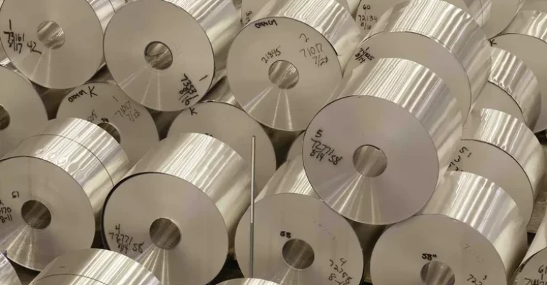 کلاف‌های ورق آلومینیومی روی هم چیده شده در کارخانه