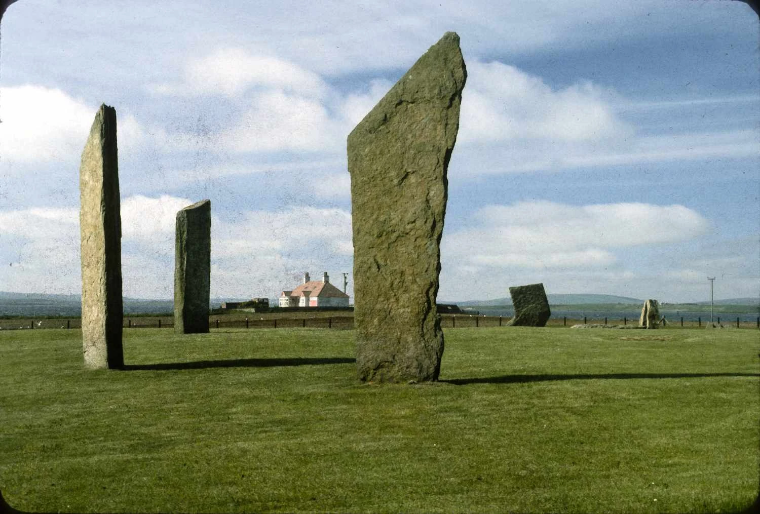 سنگ&zwnj;های ایستاده استنِس در یک روز آفتابی