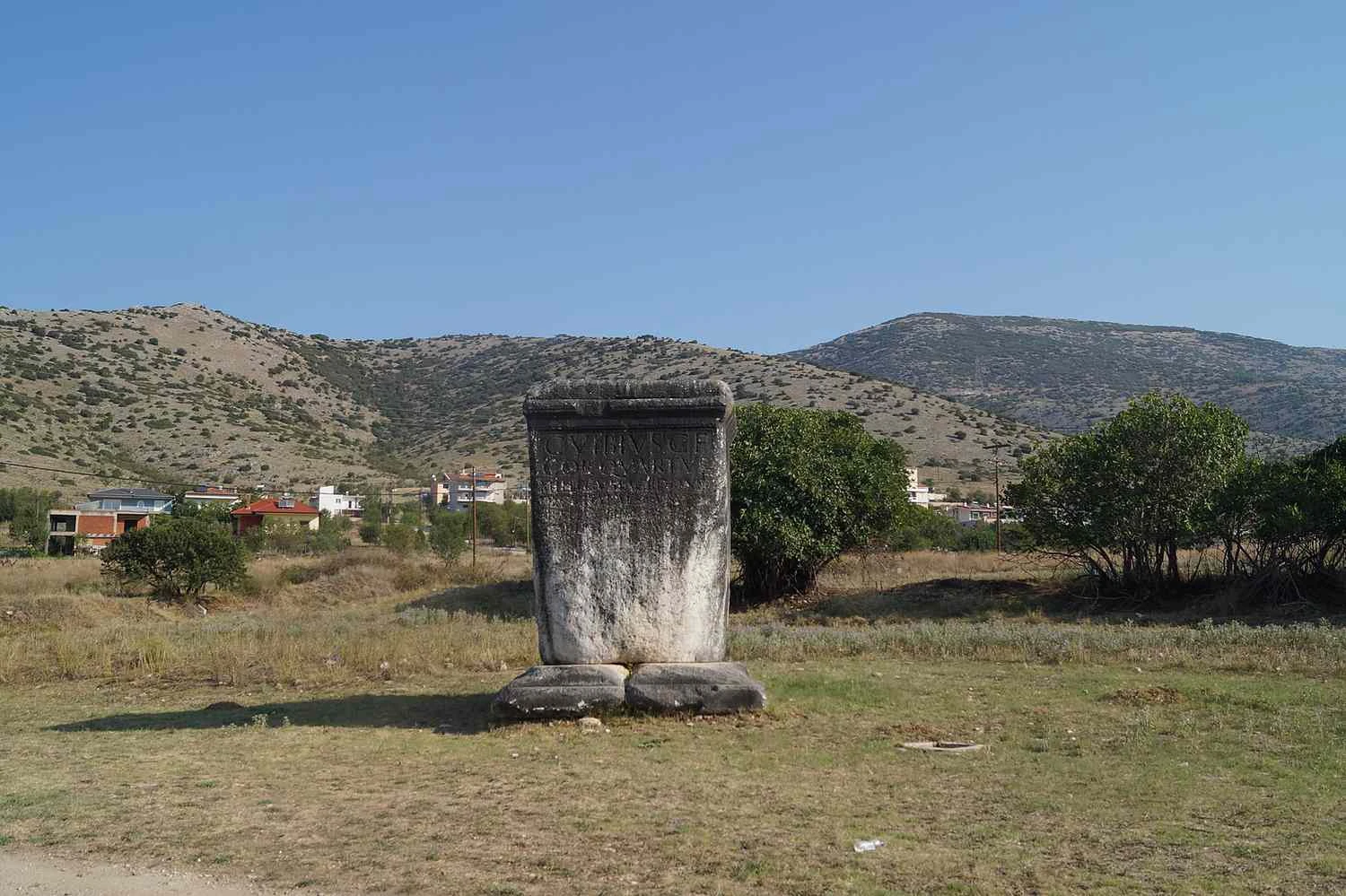 سنگ باستانی در محوطه نوسنگی دیکیلی تاش