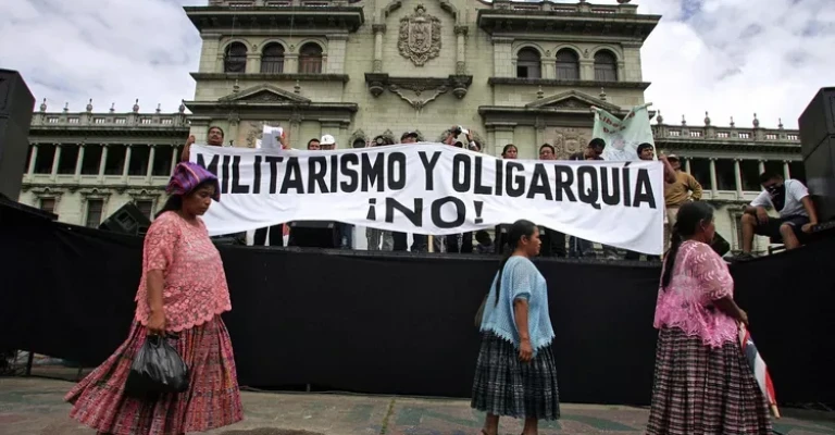 روی این بنر نوشته شده است: «نه به نظامی‌گری و الیگارشی».