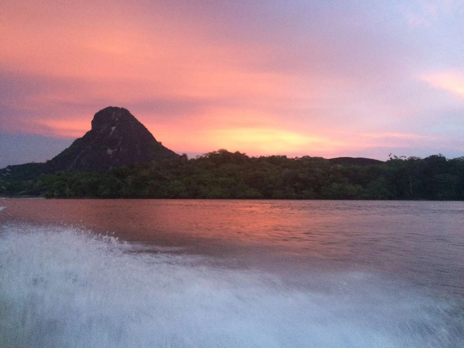 تشکیلات صخره&zwnj;ای سپر گویان در جنگل&zwnj;های بارانی آمازون در هنگام غروب خورشید از رودخانه اورینوکو.