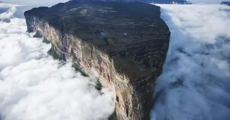 کوه رورایما، مرز بین ونزوئلا، گویان و برزیل.