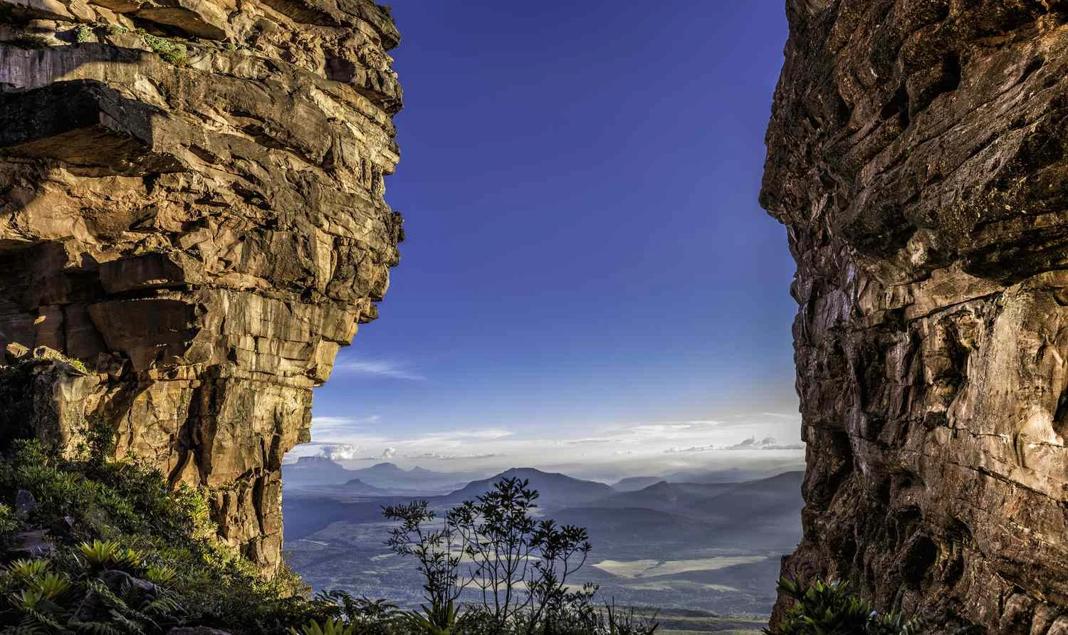 دره کاماتا که از طریق پنجره دیده می&zwnj;شود، نزدیک قله آویان تپوی، گران سابانا، ونزوئلا