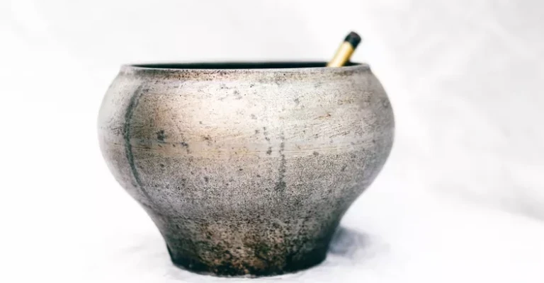 قابلمه چدنی برای درست کردن فرنی